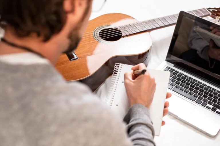 Estudiante desarrollando habilidades musicales